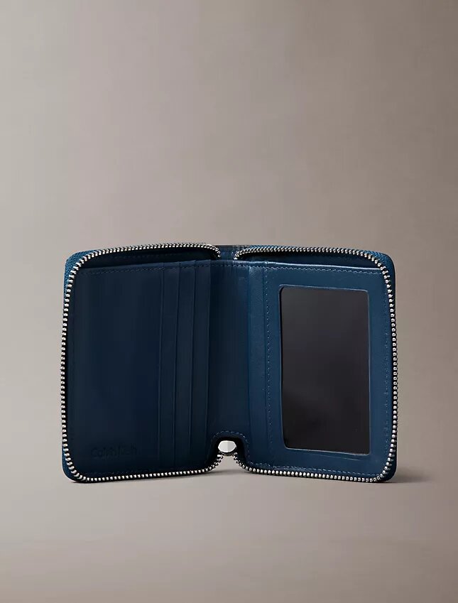 Cartera con cremallera y logotipo en relieve por toda la superficie Cartera con cremallera y logotipo en relieve por toda la superficie