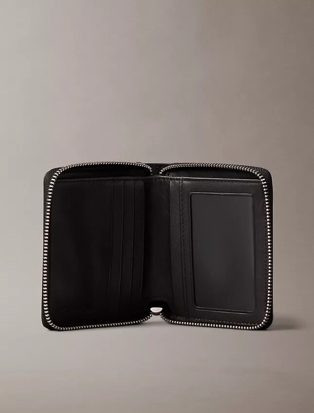 Cartera con cremallera y logotipo en relieve por toda la superficie Cartera con cremallera y logotipo en relieve por toda la superficie