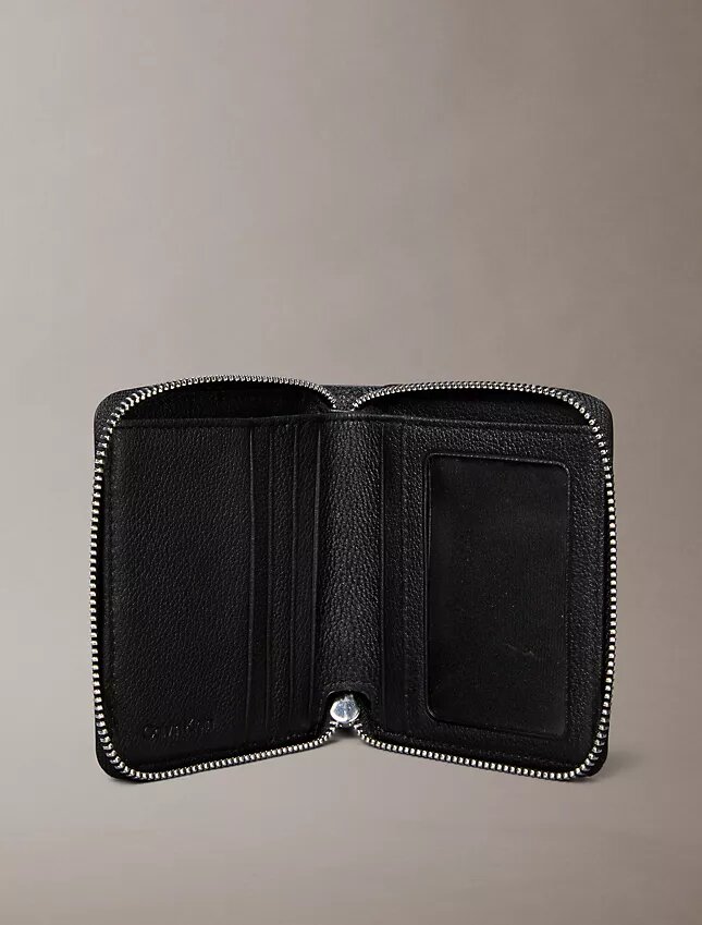 Cartera con cremallera y logotipo en relieve por toda la superficie Cartera con cremallera y logotipo en relieve por toda la superficie