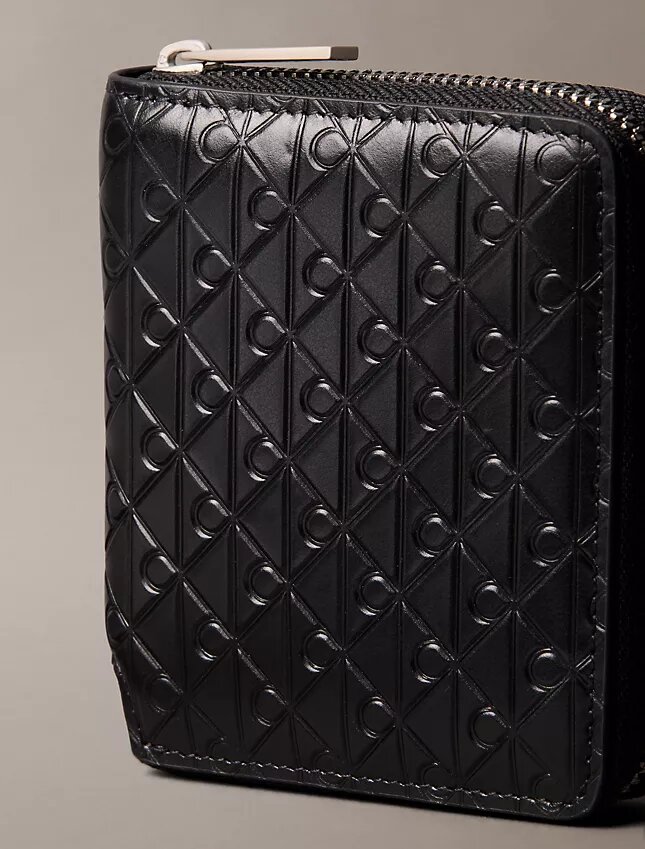 Cartera con cremallera y logotipo en relieve por toda la superficie Cartera con cremallera y logotipo en relieve por toda la superficie