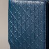 Cartera con cremallera y logotipo en relieve por toda la superficie Cartera con cremallera y logotipo en relieve por toda la superficie