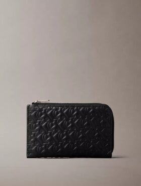Cartera con cremallera y monogram en relieve en toda la superficie