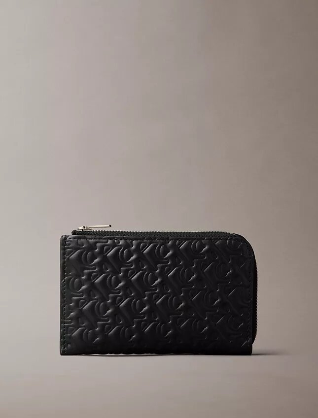 Cartera con cremallera y monogram en relieve en toda la superficie Cartera con cremallera y monogram en relieve en toda la superficie