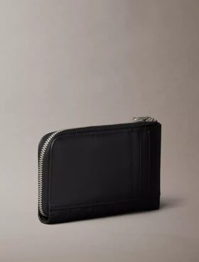 Cartera con cremallera y monogram en relieve en toda la superficie