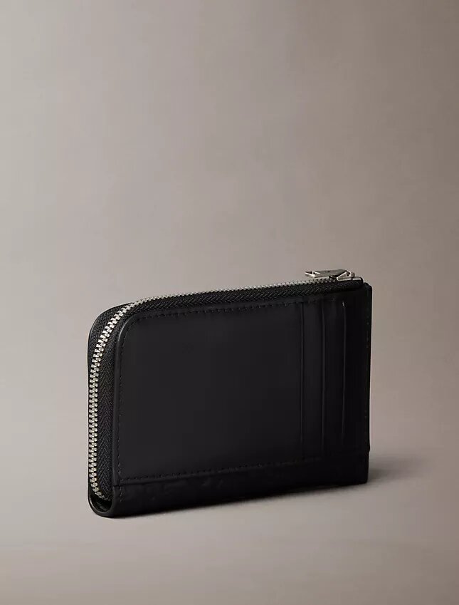 Cartera con cremallera y monogram en relieve en toda la superficie Cartera con cremallera y monogram en relieve en toda la superficie