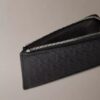 Cartera con cremallera y monogram en relieve en toda la superficie Cartera con cremallera y monogram en relieve en toda la superficie