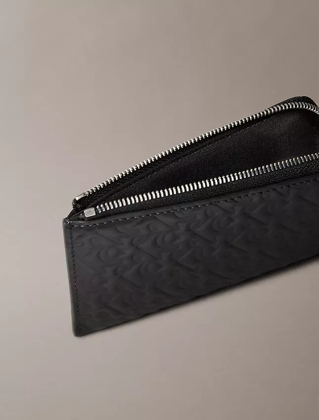 Cartera con cremallera y monogram en relieve en toda la superficie Cartera con cremallera y monogram en relieve en toda la superficie