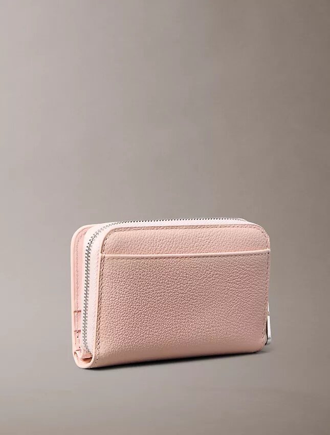 Cartera con solapa y cremallera Minimal Monogram Cartera con solapa y cremallera Minimal Monogram