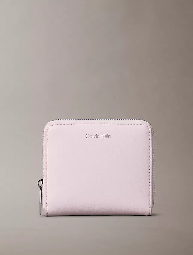 Cartera cuadrada con cremallera y logotipo en lámina Cartera cuadrada con cremallera y logotipo en lámina