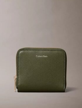 Cartera cuadrada con cremallera y logotipo en lámina Cartera cuadrada con cremallera y logotipo en lámina