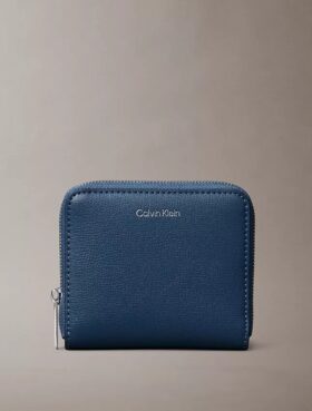Cartera cuadrada con cremallera y logotipo en lámina Cartera cuadrada con cremallera y logotipo en lámina