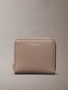 Cartera cuadrada con cremallera y logotipo en lámina Cartera cuadrada con cremallera y logotipo en lámina