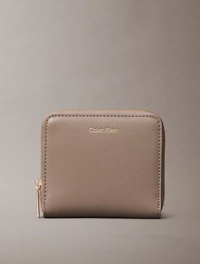 Cartera cuadrada con cremallera y logotipo en lámina Cartera cuadrada con cremallera y logotipo en lámina