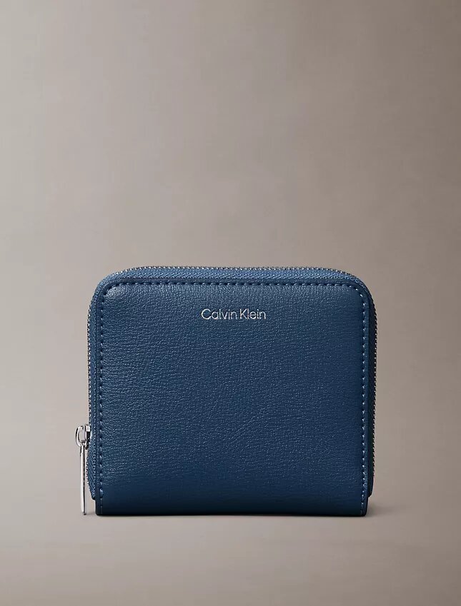 Cartera cuadrada con cremallera y logotipo en lámina Cartera cuadrada con cremallera y logotipo en lámina
