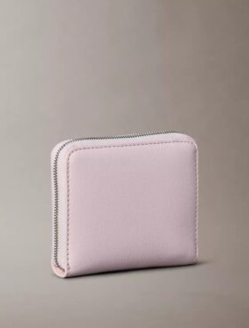 Cartera cuadrada con cremallera y logotipo en lámina Cartera cuadrada con cremallera y logotipo en lámina