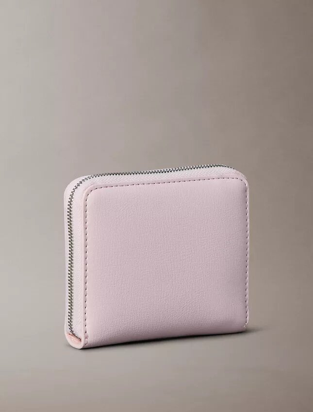Cartera cuadrada con cremallera y logotipo en lámina Cartera cuadrada con cremallera y logotipo en lámina