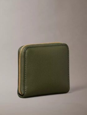 Cartera cuadrada con cremallera y logotipo en lámina Cartera cuadrada con cremallera y logotipo en lámina