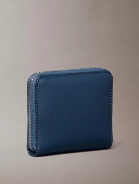Cartera cuadrada con cremallera y logotipo en lámina Cartera cuadrada con cremallera y logotipo en lámina