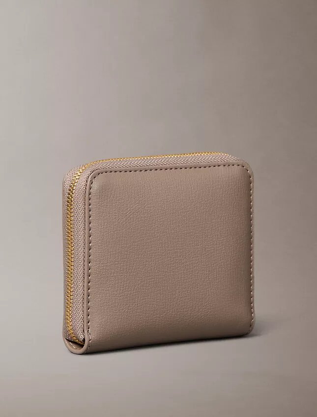 Cartera cuadrada con cremallera y logotipo en lámina Cartera cuadrada con cremallera y logotipo en lámina