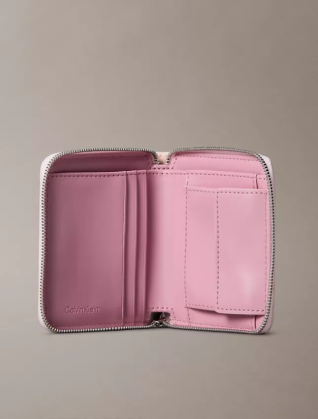 Cartera cuadrada con cremallera y logotipo en lámina Cartera cuadrada con cremallera y logotipo en lámina