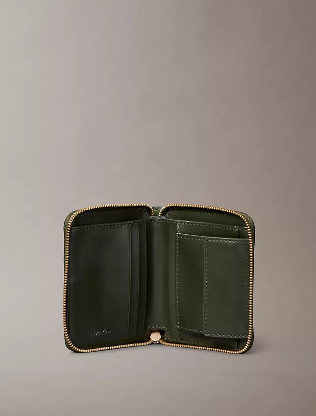 Cartera cuadrada con cremallera y logotipo en lámina Cartera cuadrada con cremallera y logotipo en lámina