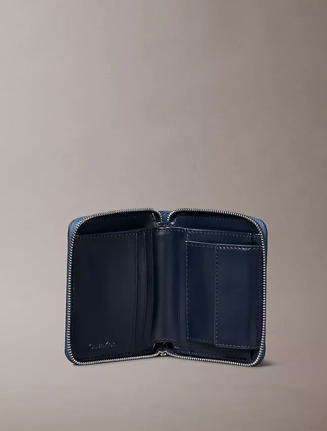 Cartera cuadrada con cremallera y logotipo en lámina Cartera cuadrada con cremallera y logotipo en lámina