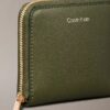 Cartera cuadrada con cremallera y logotipo en lámina Cartera cuadrada con cremallera y logotipo en lámina