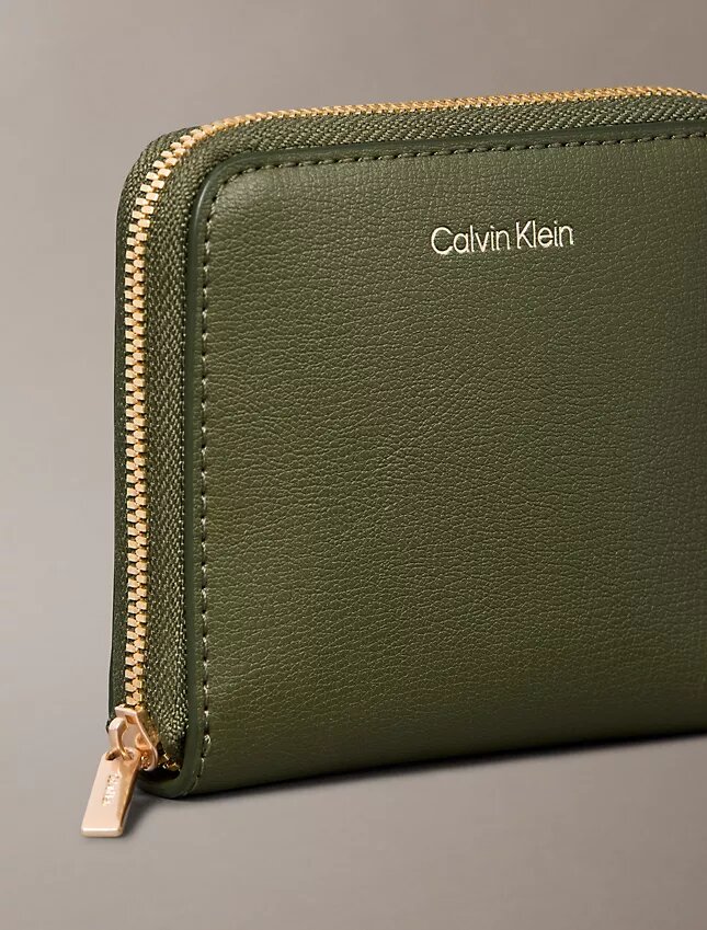 Cartera cuadrada con cremallera y logotipo en lámina Cartera cuadrada con cremallera y logotipo en lámina