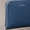 Cartera cuadrada con cremallera y logotipo en lámina Cartera cuadrada con cremallera y logotipo en lámina