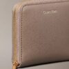 Cartera cuadrada con cremallera y logotipo en lámina Cartera cuadrada con cremallera y logotipo en lámina