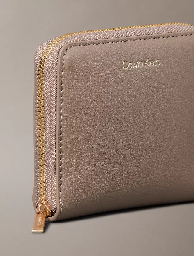 Cartera cuadrada con cremallera y logotipo en lámina Cartera cuadrada con cremallera y logotipo en lámina