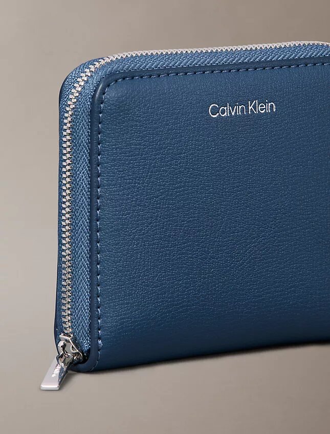 Cartera cuadrada con cremallera y logotipo en lámina Cartera cuadrada con cremallera y logotipo en lámina