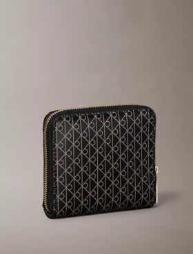 Cartera cuadrada con cremallera y Monogram en toda la superficie Cartera cuadrada con cremallera y Monogram en toda la superficie