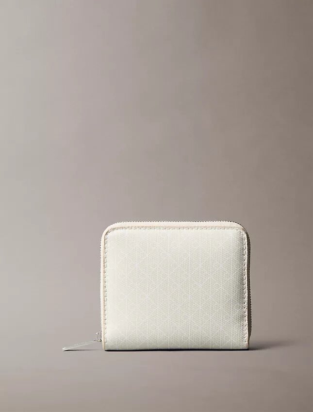 Cartera cuadrada con cremallera y monogram integral Cartera cuadrada con cremallera y monogram integral