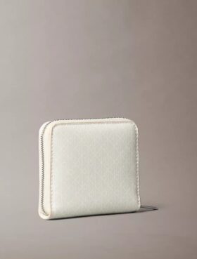 Cartera cuadrada con cremallera y monogram integral