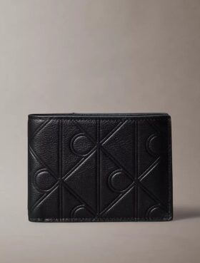 Cartera de tres pliegues con logotipo en relieve Cartera de tres pliegues con logotipo en relieve