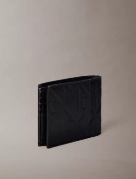 Cartera de tres pliegues con logotipo en relieve Cartera de tres pliegues con logotipo en relieve