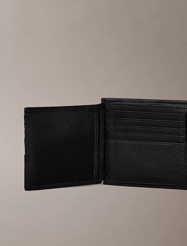 Cartera de tres pliegues de cuero con textura de guijarros y bolsillo para monedas Cartera de tres pliegues de cuero con textura de guijarros y bolsillo para monedas