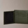 Cartera de tres pliegues de cuero con textura de guijarros y bolsillo para monedas Cartera de tres pliegues de cuero con textura de guijarros y bolsillo para monedas