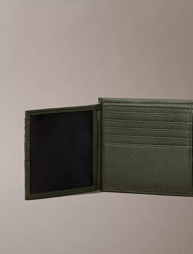 Cartera de tres pliegues de cuero con textura de guijarros y bolsillo para monedas Cartera de tres pliegues de cuero con textura de guijarros y bolsillo para monedas