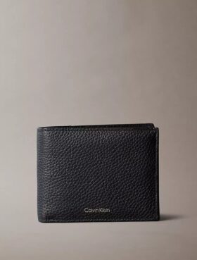 Cartera delgada de tres pliegues con logotipo en relieve y tarjetero Cartera delgada de tres pliegues con logotipo en relieve y tarjetero