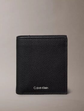 Cartera delgada de tres pliegues con logotipo en relieve y tarjetero Cartera delgada de tres pliegues con logotipo en relieve y tarjetero
