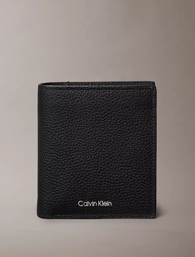 Cartera delgada de tres pliegues con logotipo en relieve y tarjetero Cartera delgada de tres pliegues con logotipo en relieve y tarjetero