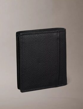 Cartera delgada de tres pliegues con logotipo en relieve y tarjetero Cartera delgada de tres pliegues con logotipo en relieve y tarjetero