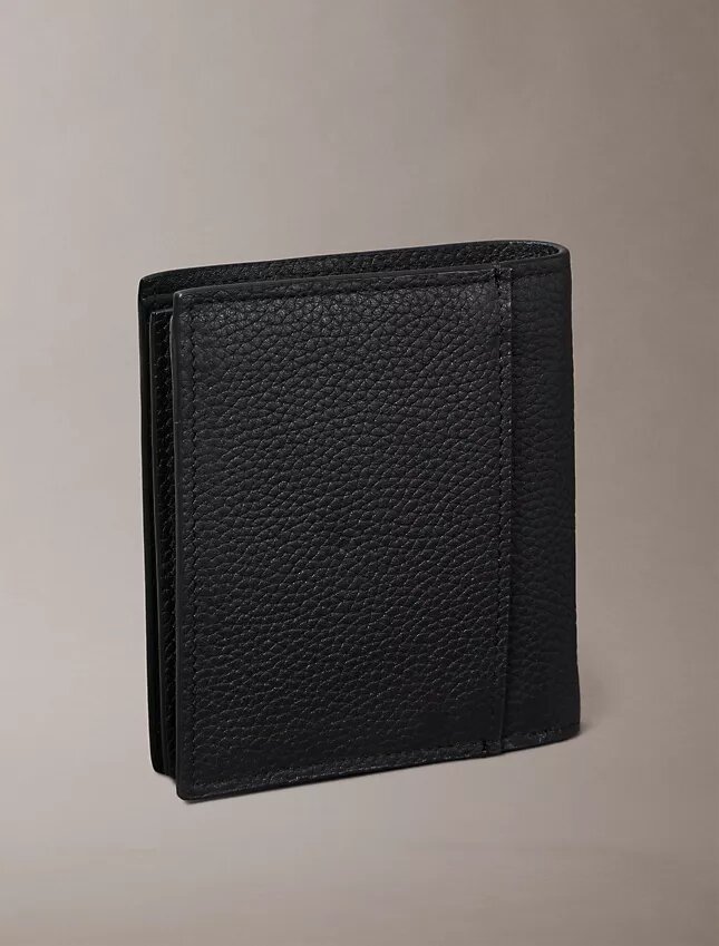 Cartera delgada de tres pliegues con logotipo en relieve y tarjetero Cartera delgada de tres pliegues con logotipo en relieve y tarjetero