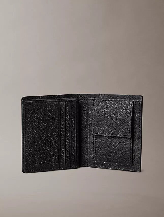 Cartera delgada de tres pliegues con logotipo en relieve y tarjetero Cartera delgada de tres pliegues con logotipo en relieve y tarjetero