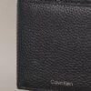 Cartera delgada de tres pliegues con logotipo en relieve y tarjetero Cartera delgada de tres pliegues con logotipo en relieve y tarjetero