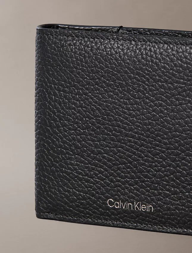 Cartera delgada de tres pliegues con logotipo en relieve y tarjetero Cartera delgada de tres pliegues con logotipo en relieve y tarjetero