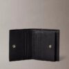 Cartera delgada de tres pliegues con logotipo en relieve y tarjetero Cartera delgada de tres pliegues con logotipo en relieve y tarjetero