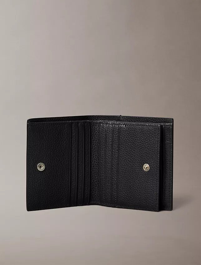 Cartera delgada de tres pliegues con logotipo en relieve y tarjetero Cartera delgada de tres pliegues con logotipo en relieve y tarjetero